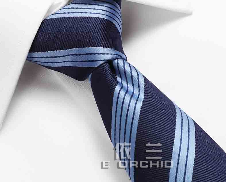 男士蓝色条纹领带细节