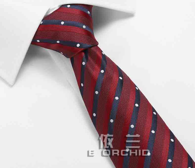 红色斑点高档领带系法