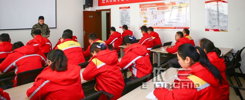 中国石油员工身穿防静电工作服培训